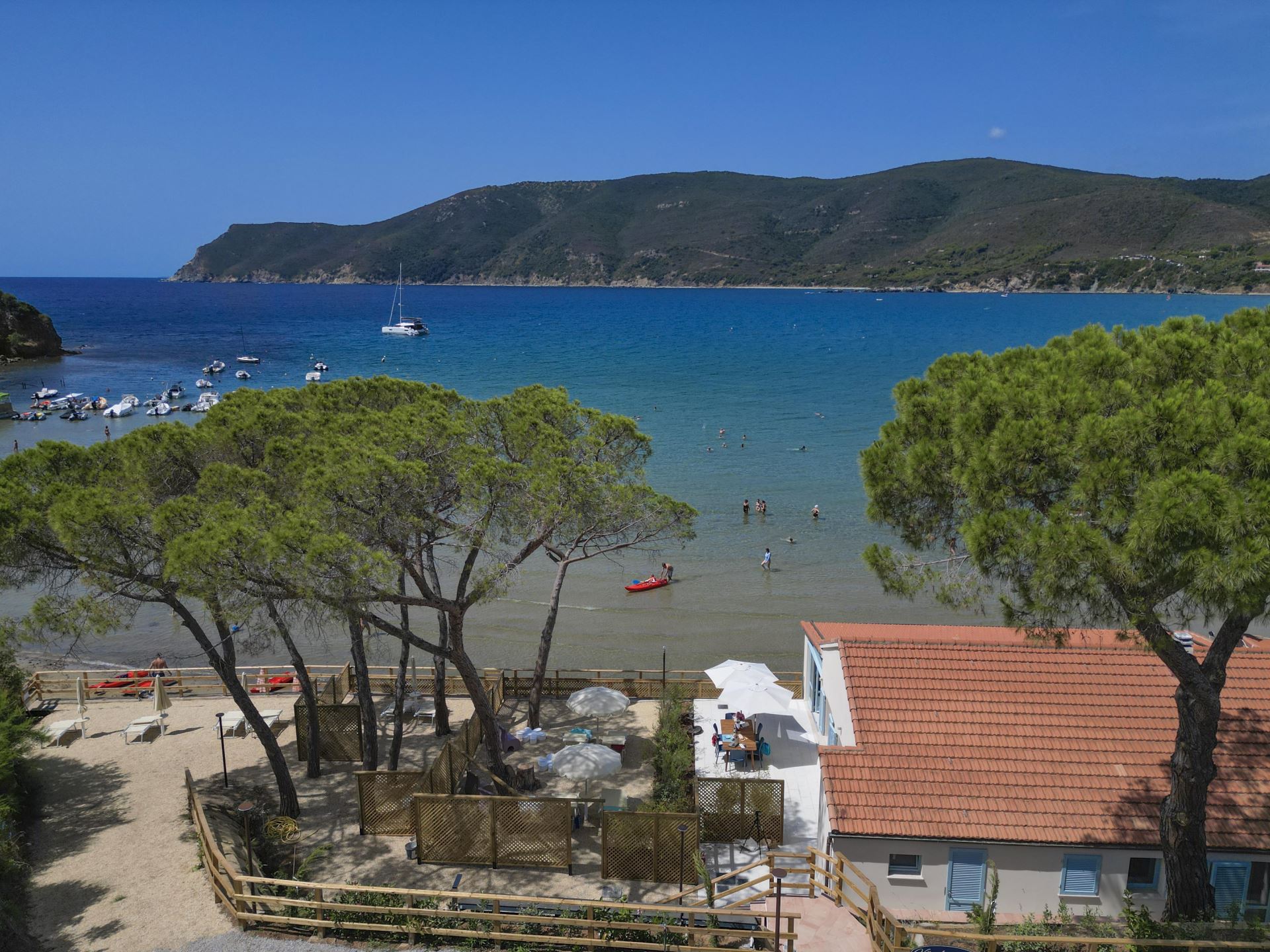 Villa Acquamarina e la baia di Lacona
